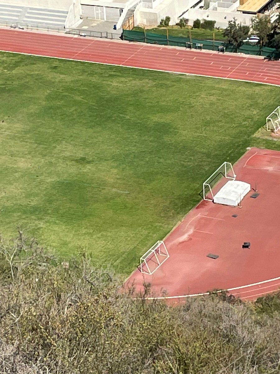 tomasfuentes's tweet photo. Mientras se habla de posibles racionamientos hídricos producto de la megasequía; el colegio Saint George y el Club de Polo Golf riegan a las 16:00 horas, horario NO RECOMENDADO. ¿Qué justificación pueden dar ambas instituciones para omitir las recomendaciones de las autoridades? https://t.co/BQ2iOn55ai