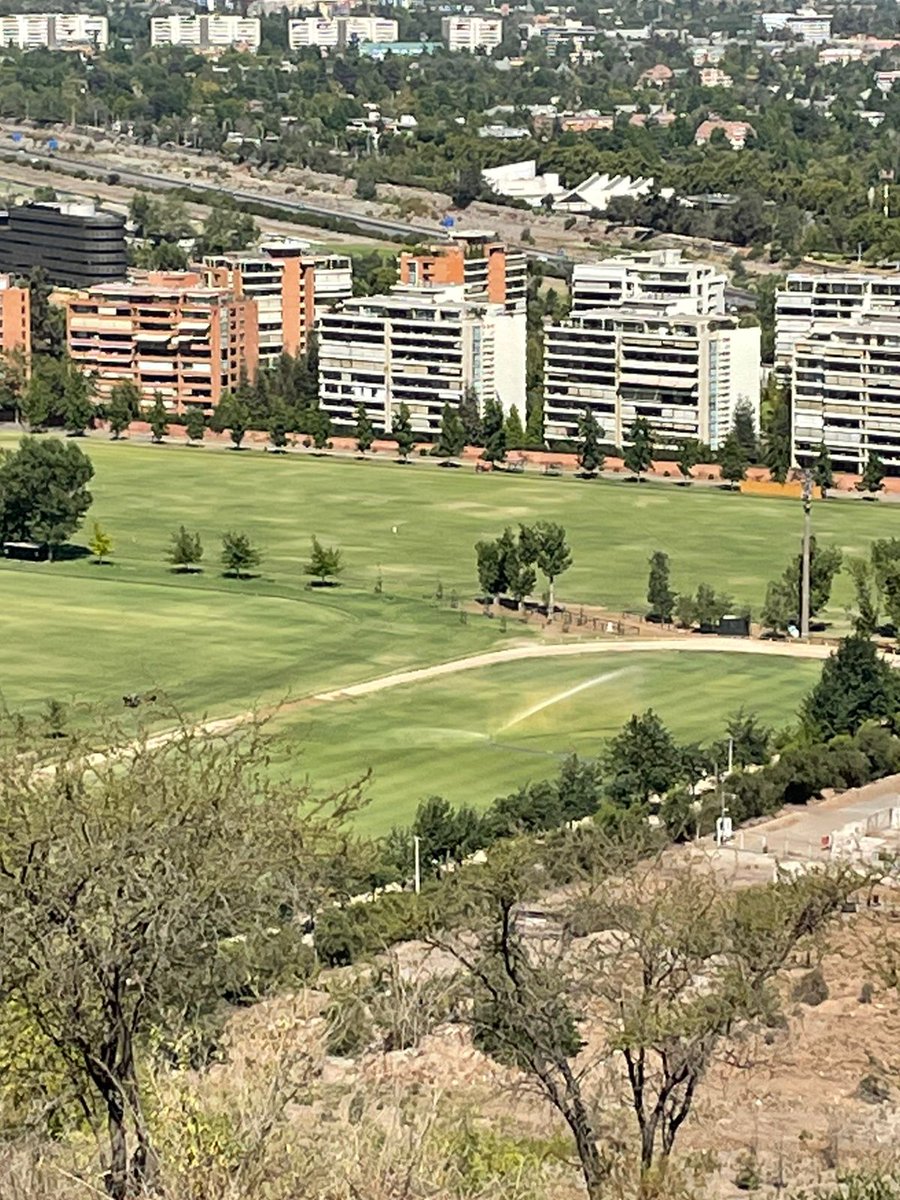 tomasfuentes's tweet photo. Mientras se habla de posibles racionamientos hídricos producto de la megasequía; el colegio Saint George y el Club de Polo Golf riegan a las 16:00 horas, horario NO RECOMENDADO. ¿Qué justificación pueden dar ambas instituciones para omitir las recomendaciones de las autoridades? https://t.co/BQ2iOn55ai