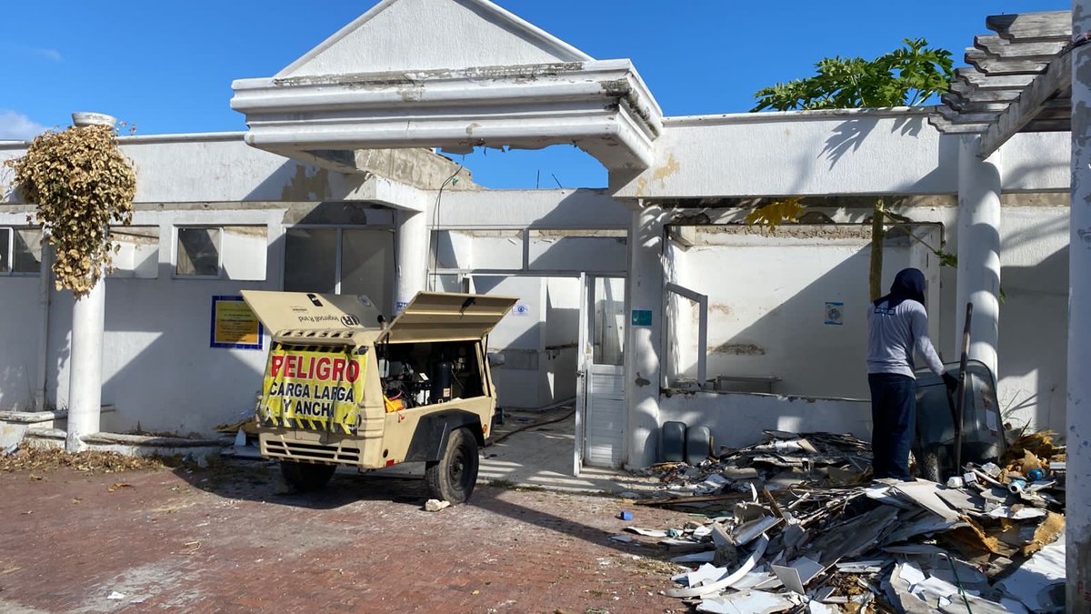 Fruizgomez's tweet photo. Inicia demolición dentro del proceso de reconstrucción del hospital de Providencia. ⁦@IvanDuque⁩ ⁦@SusanaCorreaBor⁩ ⁦@MinSaludCol⁩ ⁦@GobernacionSai⁩ ⁦@SomosOdinsa⁩ ⁦⁦@CocaColaCol⁩ ⁦@Grupo_Argos⁩ ⁦@UNGRD⁩ https://t.co/d8s4QdXC4E