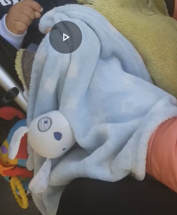 De 3yo blijft schreeuwen om zijn “toetoe” 

Zijn lievelingsknuffeldoekje die hij sinds zijn geboorte niet meer los laat. Helemaal verbrand..

We kochten deze voor hij geboren was bij de primark, maar konden hem daarna nergens meer vinden. 

Is er iemand die hem heeft liggen? 🥺🙏🏻
