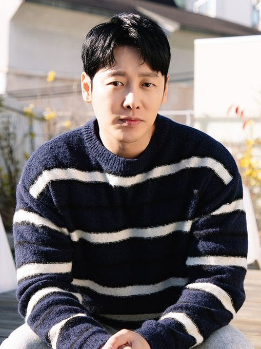 doramitasbrasil's tweet photo. ℹ️ || #KimDongWook supostamente escalado como protagonista para drama #BumpedIntoYou 

Uma história de um homem procurando a verdade de um assassinato em série que volta ao passado e uma mulher viaja de volta para impedir o casamento dela mãe e pai acidentalmente se encontrando. https://t.co/GYWdZFGVhe