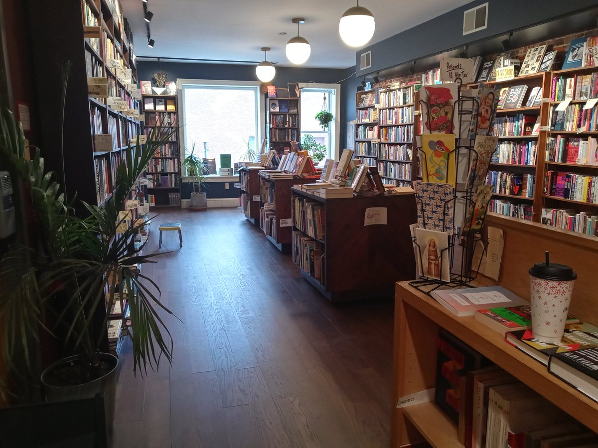 GiggleBiscuit's tweet photo. #Books!!!! 📚 😍🤩🥰😘 Oh if I could have a library of books like this in my home! ☺💖🤓💖🙃 #GiftMeALibraryAndIWillLoveYouForever Walking into this bookstore was like walking into literary HEAVEN. The sight, the smell, the BOOKS! #DontBuyMeFlowers #BuyMeBooks 😘 https://t.co/BLBOq59tcb