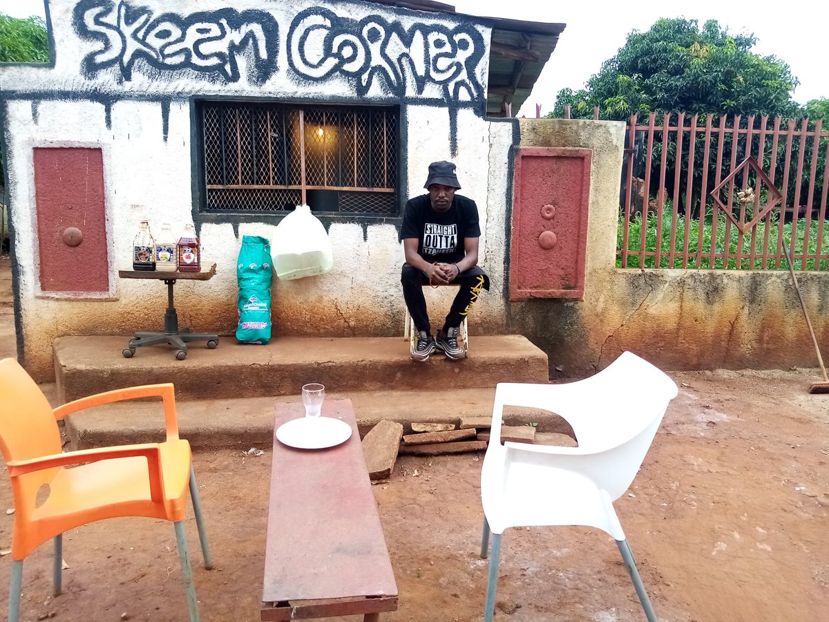 OMagaoga's tweet photo. #ConfessionChallenge i quit my söund engineering job just to sell sly kotas and freakshakes and mofaya drinks, hoping for the best, this is something that family and friends ddnt like but inner voice told me to do it ❤️🖤hope my dreams come true 😭 https://t.co/EdVmcgayOV