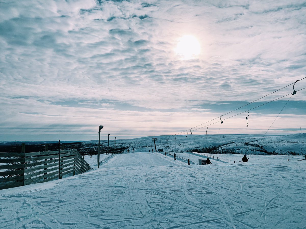 Nu börjar skidsäsongen verkligen närma sig. Utförsåkning bidrar till många skador men det finns några saker man kan göra för att förhindra detta. Rätt utrustning, kunskap och medvetenhet om både sin egen förmåga och teknik är några.
Något som K Hébert-Losier och H-C Holmberg…1/2
