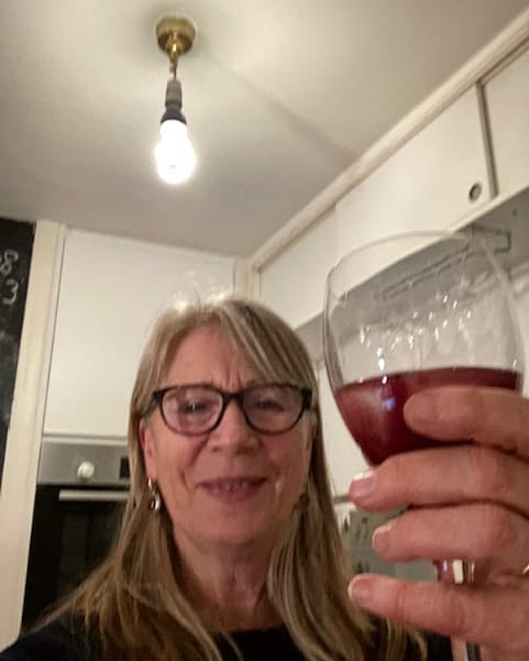 stripeyspanish's tweet photo. Our Level 2 student Claire told us about her favourite part of the sangría fuelled Spanish quiz event last week: "Mi parte favorita del evento fue hacer sangría con el licor y vino tinto, un poco de azúcar y zumo de naranja y una rebanada de manzana. Me encanta. Huele muy bien". https://t.co/wowAAJv2fE
