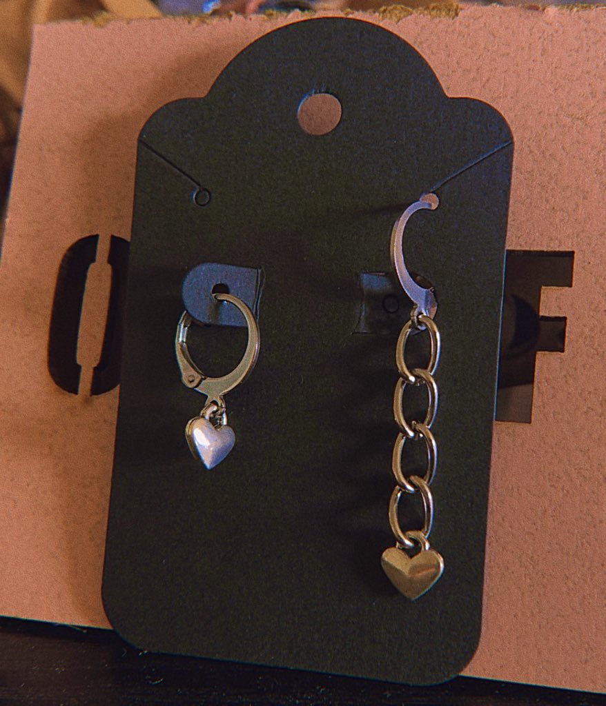 alloyartistry's tweet image. purchase ryuk earrings now so u don’t miss out 🍎