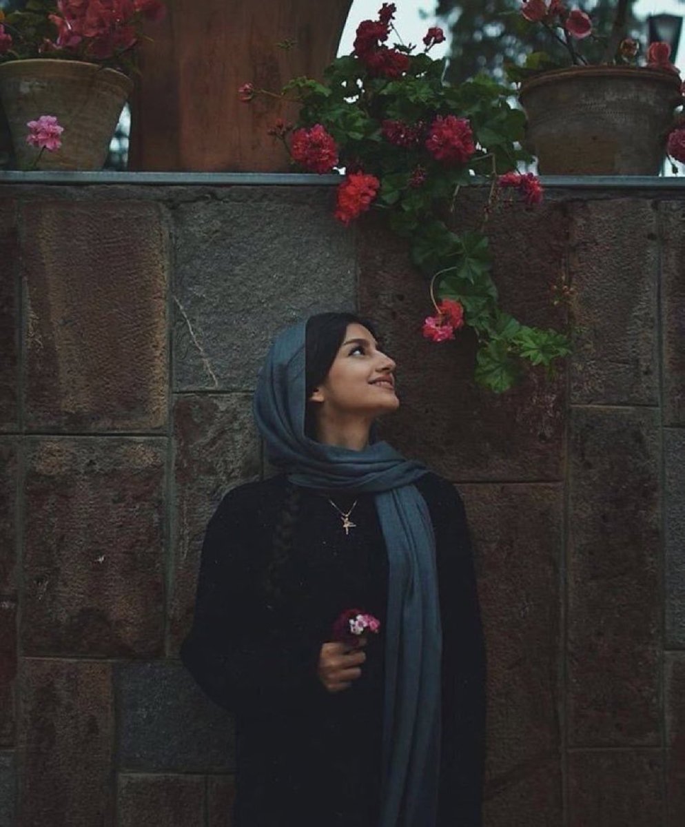 دخيل الورد لامِنَّه تمايل عكس وجه الريح 
 يذوب بـ لهفته مدري يشمك أو تشمينه.