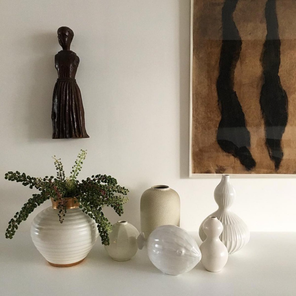 GalvezVitto's tweet photo. Aparador | O sagrado, ao lado do moderno de Germana Monte-Mór, enriqueceu a produção do aparador com vasos brancos e o verde da vegetação.

#studiogalvezdevitto #arquitetura #interiores #decorstudiogalvezdevitto #details #decoration #architecture #interiors #decor #design https://t.co/0DE5RDCsk3
