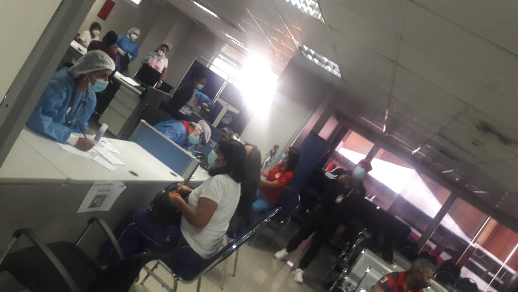ivsslcdl's tweet photo. #19Enero| Prestando servicio de apoyo a nuestros colegas de la sede administrativa de Chacao con realización de pruebas PCR-RT para descarte de covid19.
 #IVSS #PorUnSeguroMásSocial #VenezuelaDePaz #Caracas @ivssoficial @MagaGutierrezV @NicolasMaduro https://t.co/VAh7onJ8k6