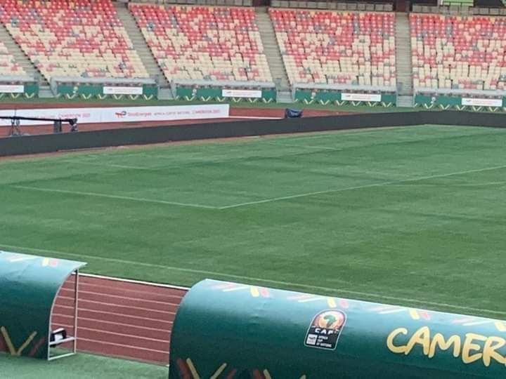 AllezLesLions's tweet image. La pelouse du Stade Japoma fait peau neuve avant le choc entre la Côte d’Ivoire et l’Algérie. #CAN2021