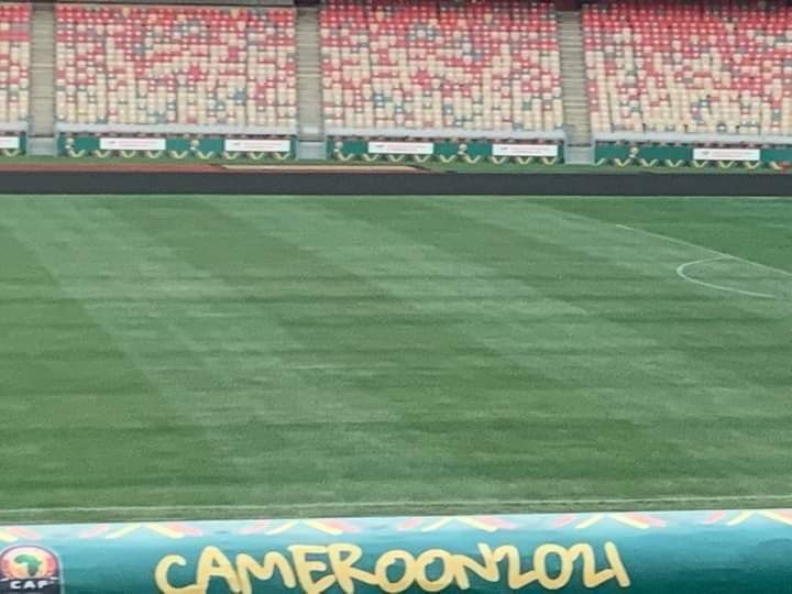 AllezLesLions's tweet image. La pelouse du Stade Japoma fait peau neuve avant le choc entre la Côte d’Ivoire et l’Algérie. #CAN2021