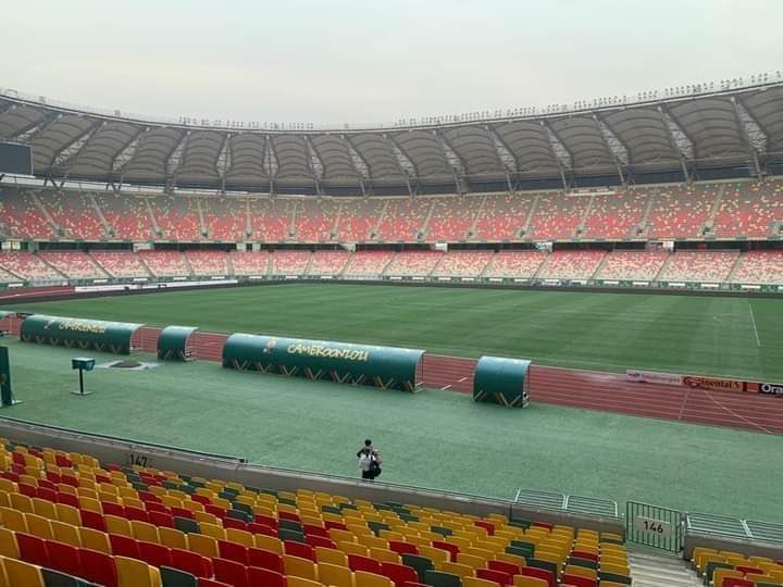 AllezLesLions's tweet image. La pelouse du Stade Japoma fait peau neuve avant le choc entre la Côte d’Ivoire et l’Algérie. #CAN2021