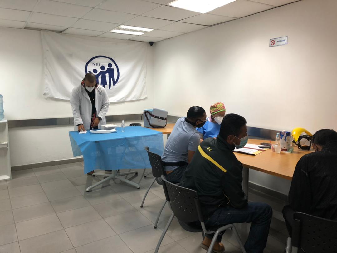 ivsslcdl's tweet photo. #19Enero| Prestando servicio de apoyo a nuestros colegas de la sede administrativa de Chacao con realización de pruebas PCR-RT para descarte de covid19.
 #IVSS #PorUnSeguroMásSocial #VenezuelaDePaz #Caracas @ivssoficial @MagaGutierrezV @NicolasMaduro https://t.co/oiCFAHti29