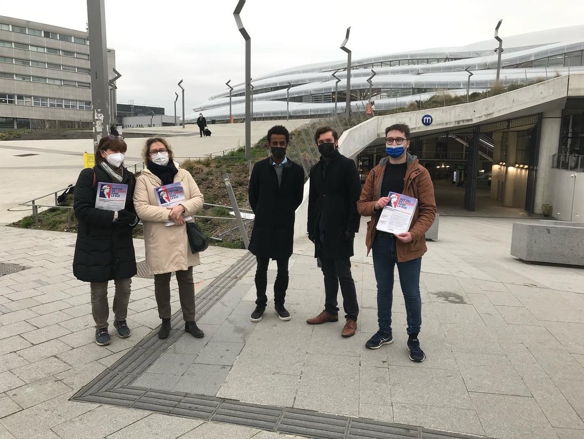 le35avecvalerie's tweet photo. Les militants du 35 en opération tractage ce matin devant la gare de Rennes ! 
Objectif : faire connaître le programme en matière de sécurité de @vpecresse ! 
#Pecresse2022 https://t.co/HJV43OjIoQ