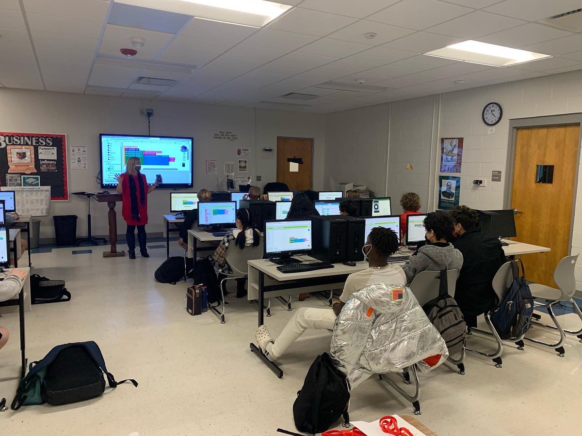 kclark166's tweet photo. Check out these 8th graders coding the magic 8 ball in Ms. Penegar’s PLTW app creator class! So much fun watching these students code and see their efforts immediately! #justright #traskmiddle @TraskBizDesign #nhcscte https://t.co/iRXTTNsQgh
