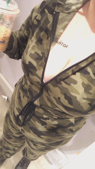 Today is a day to run errands. Lookin cute in all camo 🤠 https://t.co/GjUXTbVB2r<a href="/tag/bdsm"class="tags"><span>#bdsm</span></a><a href="/tag/cosplay"class="tags"><span>#cosplay</span></a><a href="/tag/findom"class="tags"><span>#findom</span></a>