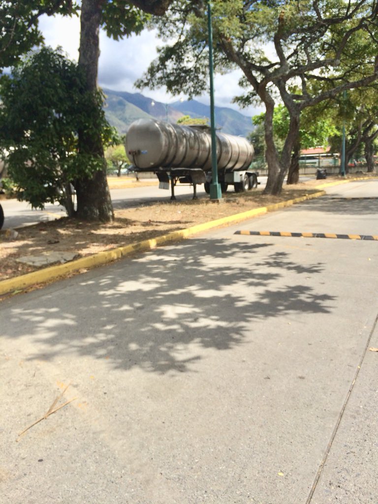 sunepinparques2's tweet photo. El Parque del Este que hace una vision hermosa con el #PNElAvila esta igual que el Avila #degradado #abandonado como también están sus trabajadores con #salariodehambre #SinZapatos #SinHCM El estacionamiento 2 está cerrado para los usuarios Lo usan como #Chiveradecisternas https://t.co/FUY8VPDXDA
