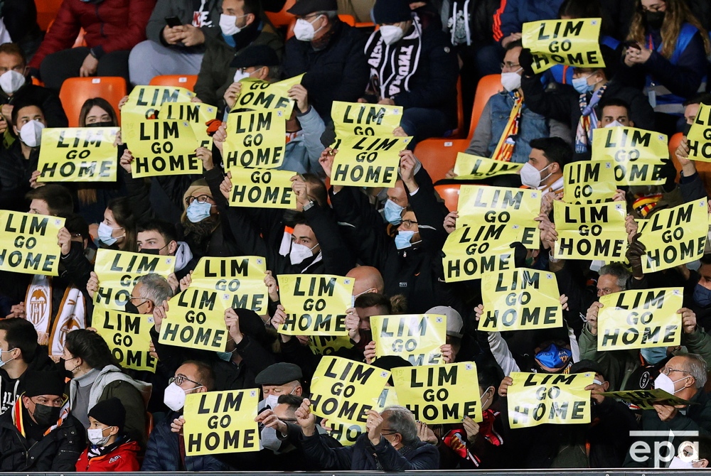 epa_sport's tweet photo. Valencia CF supporters hold signs reading 'Lim Go Home', asking Valencia's owner Peter Lim to resign, during the Spanish LaLiga soccer match against Sevilla FC in Valencia. 📷 epa / efe / Kai Foersterling
#epaphotos #epaimages #LaLiga #VALSEV #ValenciaCF #Lim #LimGoHome https://t.co/KFN88NQEfD