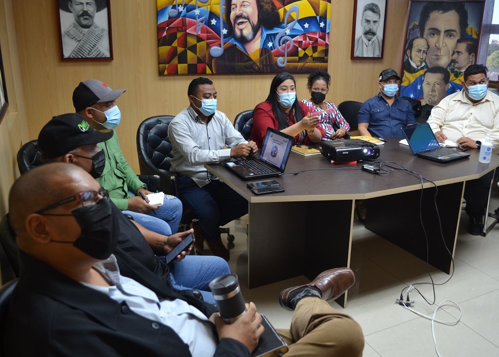ConceCarirubana's tweet photo. #Ahora
Ediles de @ConceCarirubana en reunión con la Propuesta para la Creación de la Ordenanza de Ciclovías Turística y Recreativa para el municipio Carirubana, junto a #Imdc y el #Imtt
#AlTrabajoNadieLeGana https://t.co/DxIws2d8if https://t.co/xXWdItbfZ9