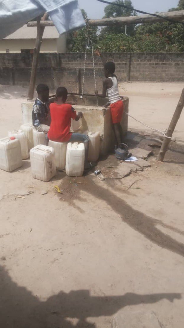 ModouJa08923670's tweet image. Help us food