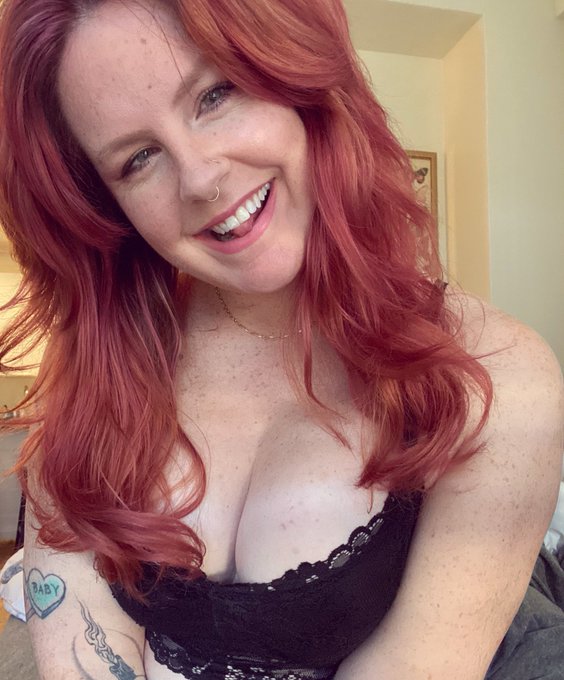 New hair who dis? 💓  Finally said bye to the red and bettie bangs and am trying this rose gold. I feel<a href="/tag/folsomstreetfair"class="tags"><span>#folsomstreetfair</span></a>