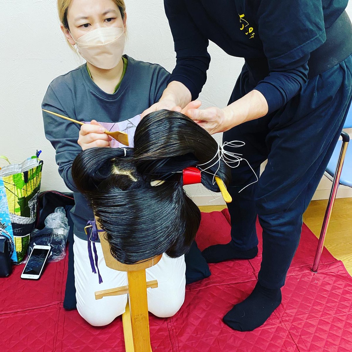 SakkouS's tweet photo. 月曜日恒例の日本髪研究会を行いました。「高島田」に慣れてきた人は、「結��」に取り組んでいました。黒板に挿絵を書いて説明しながら進めていきました。 https://t.co/duLRXZZPhp