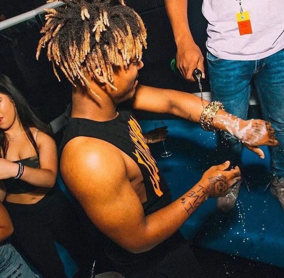 itsAllyWrld's tweet photo. I got mob ties, I've got gang ties
Make you drown in your blood, just like high tide
Now I'm up, everybody wanna high five
Remember when they used to diss me in the lunch line
Now I'm eating steak and eggs when it's lunchtime
I remember eating ramen, with a Glock .9. #LLJW https://t.co/WSM7tPRcuL