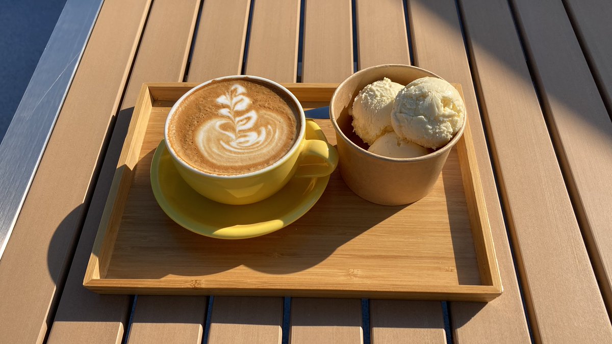 UkuleleJs's tweet photo. お散歩途中休憩は
#CapRuggers さん
#カフェラテ
#バニラ🍨 
6101歩199kcal
２階カフェテラスは気持ちいいですね💓🏉🏟🤗 https://t.co/t9lU4i0LUE