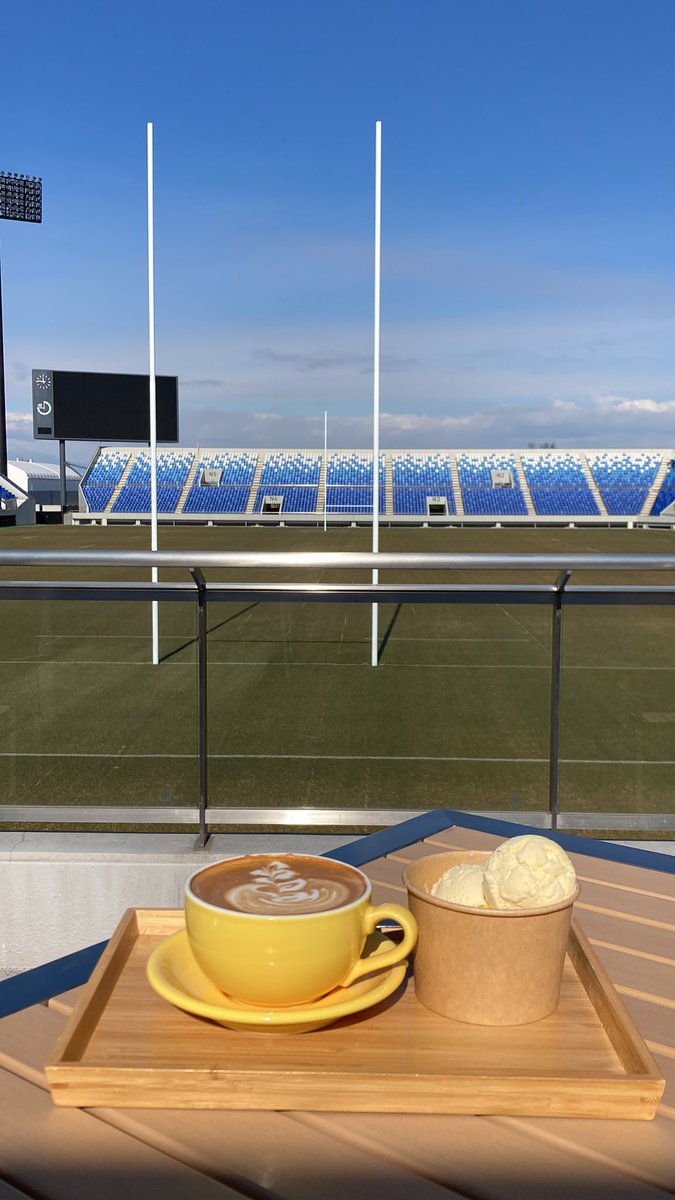 UkuleleJs's tweet photo. お散歩途中休憩は
#CapRuggers さん
#カフェラテ
#バニラ🍨 
6101歩199kcal
２階カフェテラスは気持ちいいですね💓🏉🏟🤗 https://t.co/t9lU4i0LUE