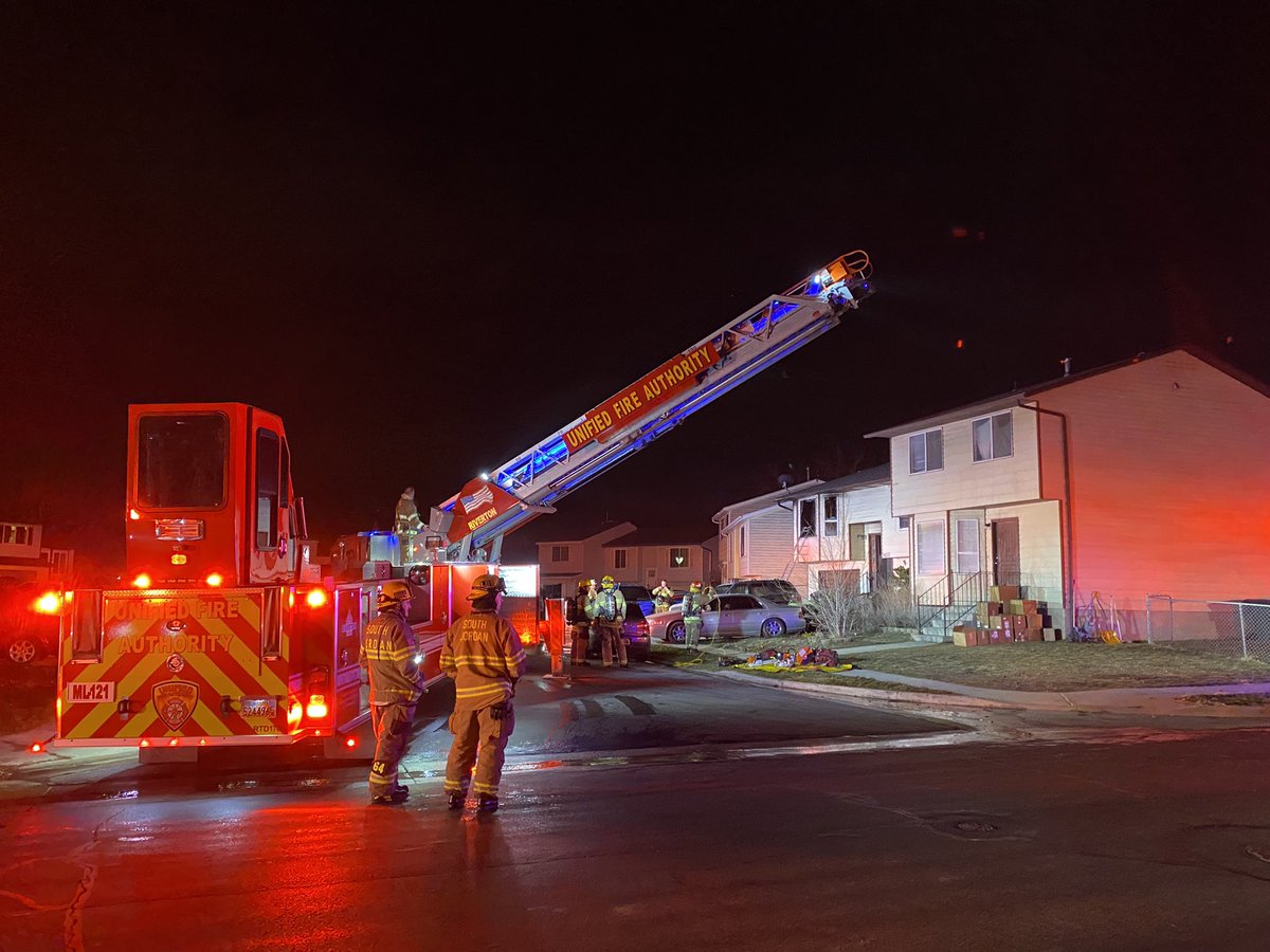 SLCScanner's tweet photo. #Breaking #HouseFire #WestJordan 9052 S Kenyon Cir. Crews arrived with smoke and flames inside a residence. According to details there are oxygen tanks inside. 1 person was injured and transported to the burn center. Stby for details. https://t.co/vibGNl3T2X