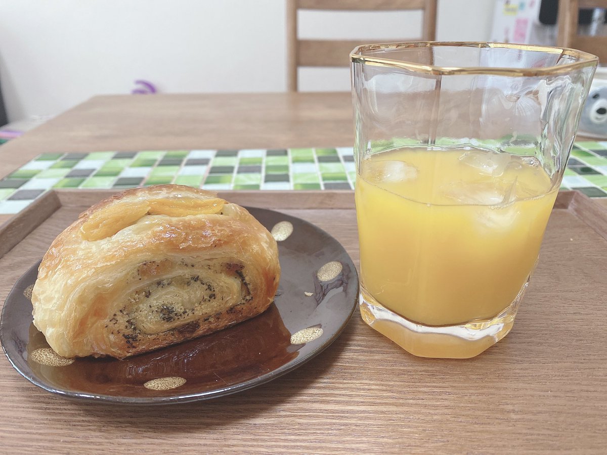 2508diet's tweet photo. お気に入りのグラスにしただけでうきうき。
今日は受けてる作業ストップして、散歩にいこう🧚‍♂️ https://t.co/Ip9PNY5tQd