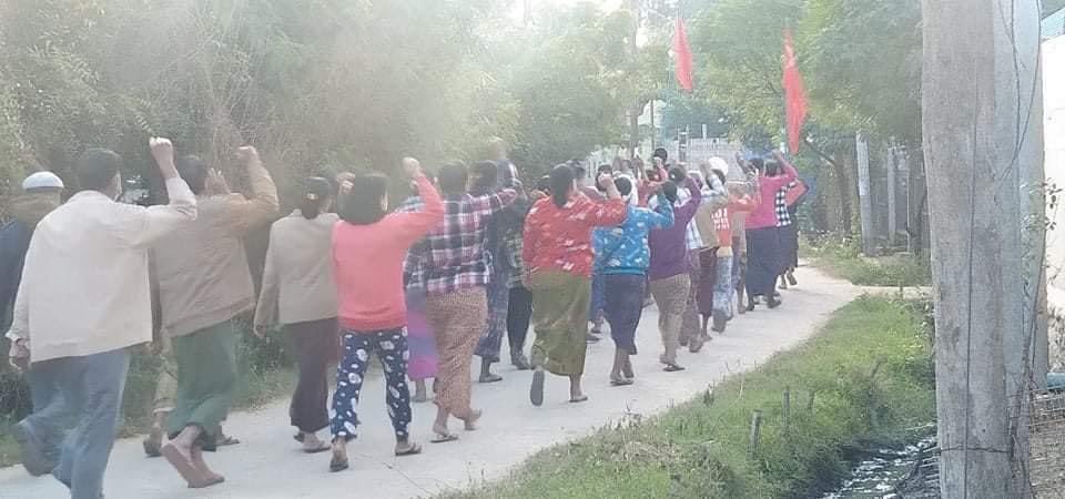 koala_021's tweet photo. Pro-democracy residents from #ShweBo tsp marched on the streets and staged anti-dictatorship movement to protest against military dictatorship this morning.

#WarCrimesOfJunta
#2022Jan20Coup
#WhatsHappeningInMyanmar https://t.co/2O3i6psOTD