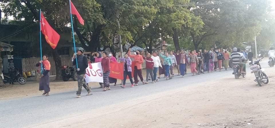 koala_021's tweet photo. Pro-democracy residents from #ShweBo tsp marched on the streets and staged anti-dictatorship movement to protest against military dictatorship this morning.

#WarCrimesOfJunta
#2022Jan20Coup
#WhatsHappeningInMyanmar https://t.co/2O3i6psOTD