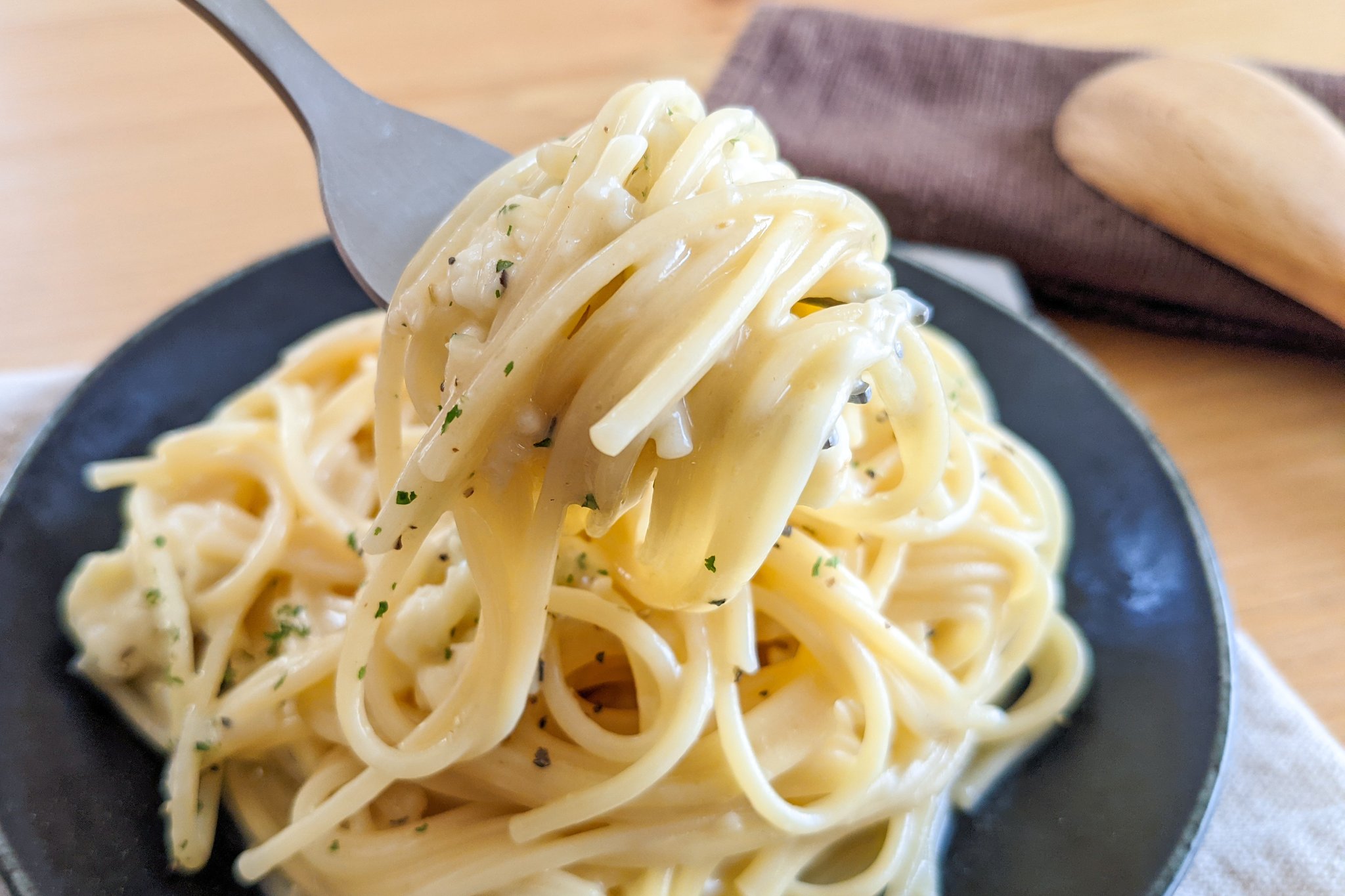 ハマごはん お手軽レシピ レンジでクリームチーズパスタ 麺を折って水 コンソメ バターを加えてラップをせずに600w5分温める 牛乳 ピザ用チーズを加えてラップなしで600w3分温める パセリ 黒コショウをかけて完成 T Co V4nf9igd6o