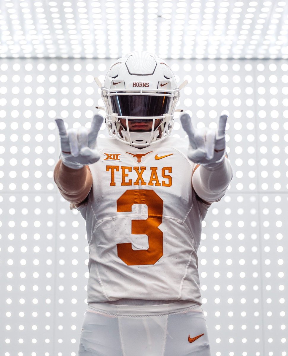 flanny07's tweet photo. #AGTG After a great visit, I am blessed to receive an opportunity to further my academic and athletic career at The University of Texas! Thank you @robertcolemoore @BillyGlasscock4 @CoachSark for the opportunity! #AllGasNoBrakes @TexasLonghorns @TexasFootball @WHSFBRecruiting https://t.co/b65K91RxL8