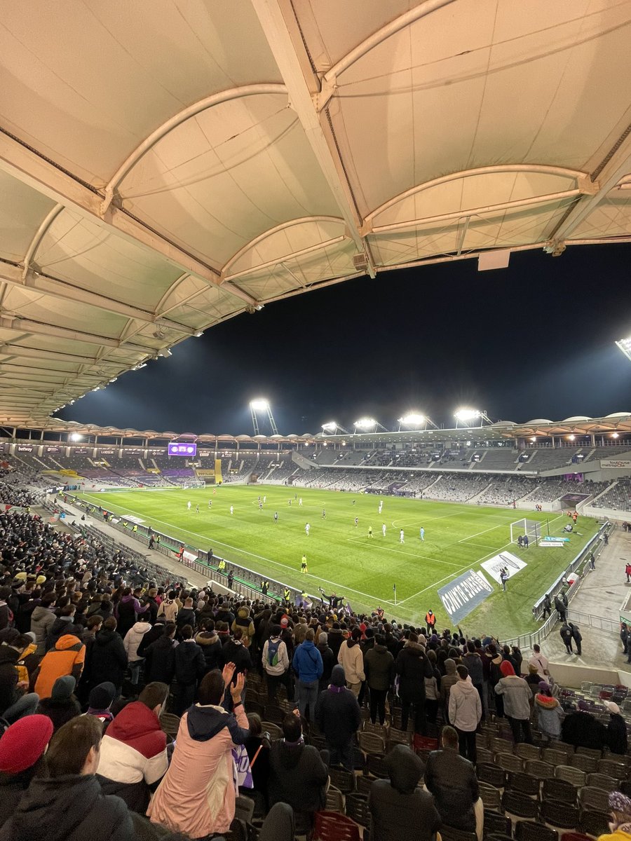 Luca_gll31's tweet photo. Malgré la jauge et le froid ça fais plaisir de voir une nouvelle victoire à la maison @ToulouseFC ⚪️🟣 https://t.co/si6IXlnpd8