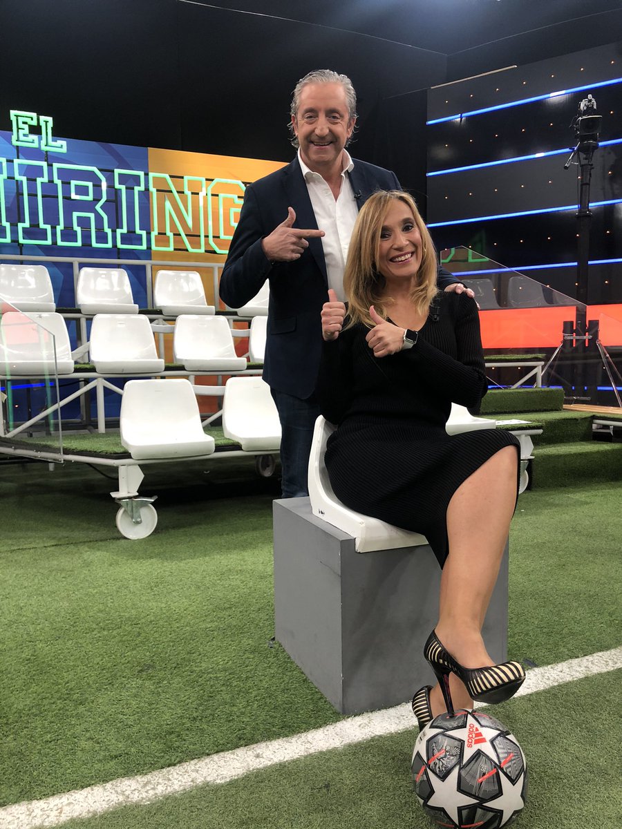 rocio_burgos's tweet photo. Foto con el jefe. 😉 Aquí os esperamos con @jpedrerol y todo el equipo de @elchiringuitotv https://t.co/4RTCo7wRNn