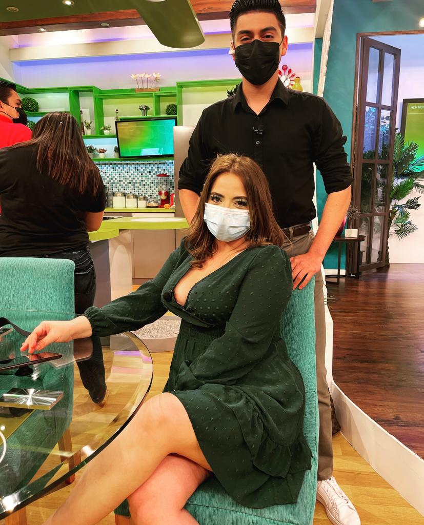 HCHTelevDigital's tweet photo. 😍¡Bellos y radiantes!👊 Los chicos de #QueVivaLaVida siempre andan al💯para entretenerle las tardes. Puede sintonizarlos aquí https://t.co/nrtx5Nwes1 @AnahiChanel @cesarenamoradoh #MilagroFlores https://t.co/EsyQuCnqlA
