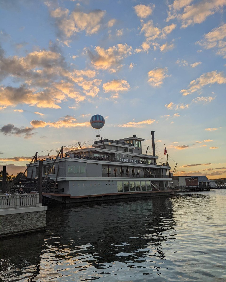TheMousePlanner's tweet photo. A gorgeous evening at Disney Springs!
#WaltDisneyWorld #DisneySprings #Disney #Paddlefish #sunset #HotAirBaloon #CharactersInFlight https://t.co/QvB2oiuroh