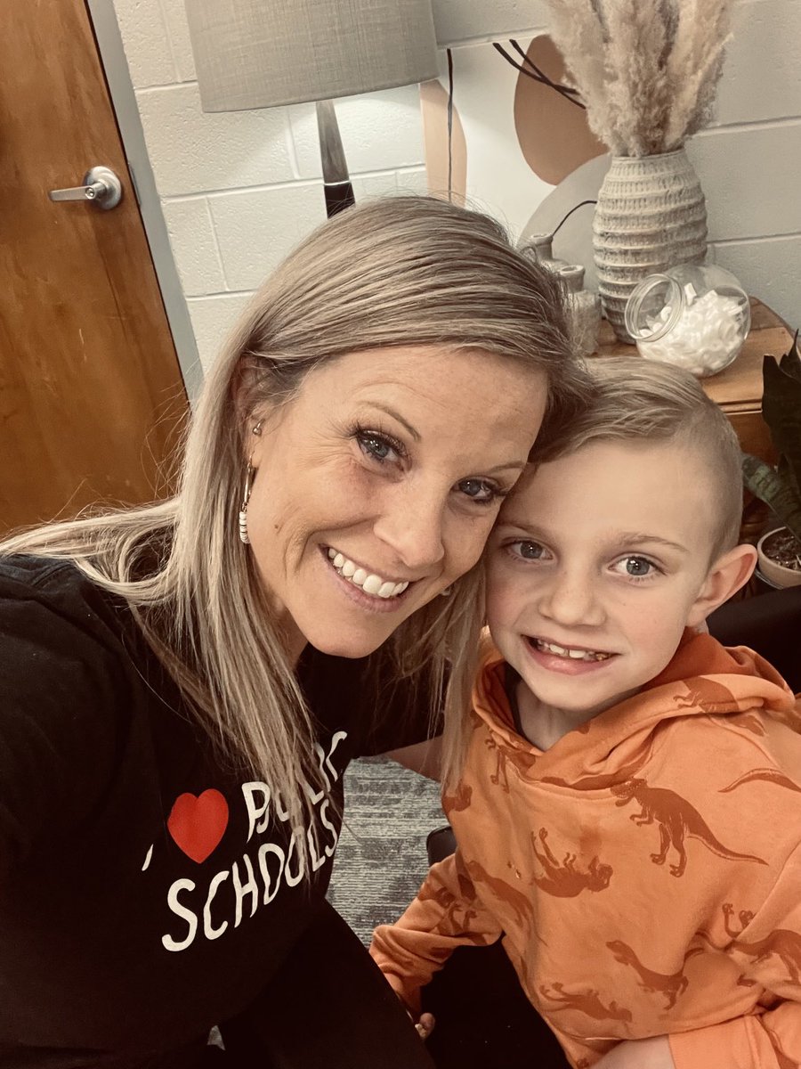 AliSmith09's tweet photo. This little man came to see mom to wrap up her work day after having a great day at his favorite public school! Thankful for our educators, leaders, & students @ESU_16 #muchneededhug #ilovepublicschools https://t.co/hN1wxj1pU2