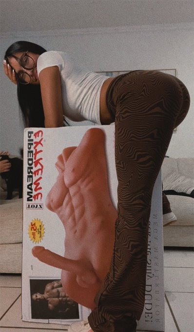 Nuevo compa&ntilde;ero para mi Onlyfans 🤓🤫  https://t.co/HxlCu71jzX https://t.co/j7zKo5nhLq