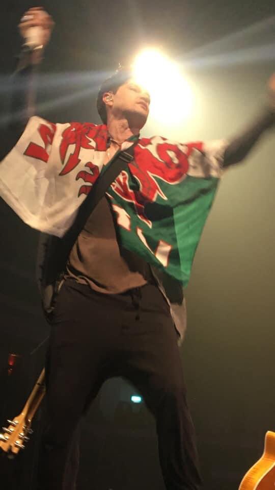 yanvey's tweet image. The day I got 2 be a flag bearer at Cardiff. Getting mark 2 send me meet n greet tickets, getting Danny 2 choose my flag &amp;amp; getting mark 2 wear it with the daff hat in a video r all wonderful memories . Plus the excitement of getting a follow from G &amp;amp; dan💚🏴󠁧󠁢󠁷󠁬󠁳󠁿#TheScriptFamilyFriday