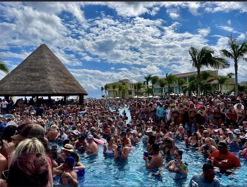 MattBarnaby3636's tweet photo. No Covid in sight in Mexico...#CMP https://t.co/QvH46ZdPg4