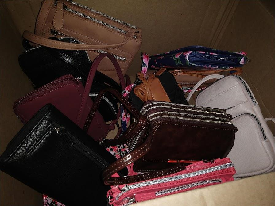 LaurelNevans's tweet photo. Thank you, @MundiWallets, for my wonderful #Prize package! I am going to share the wealth and make some folks very happy!  <3 <3 

#wallets #purses #beautiful #quality https://t.co/Gnl3p8TkGo