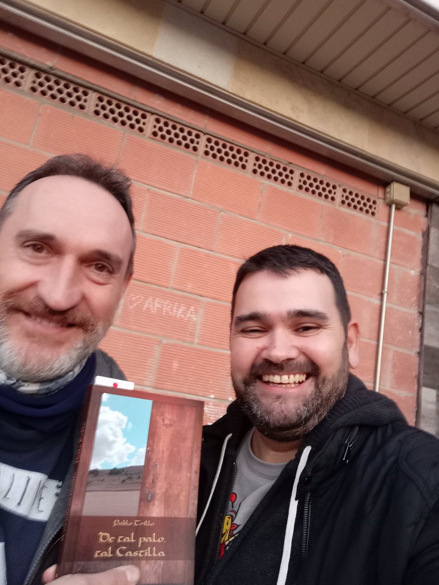 TalCastilla's tweet photo. Cómo disfruto al rodearme de buena gente! Gracias Goyo, por tu alegría y por compartir tu modo de ver el mundo. Disfruta de la novela! @TalCastilla @Pablo_Trillo_ @CeltasCortos https://t.co/ROGOqUeZ0y