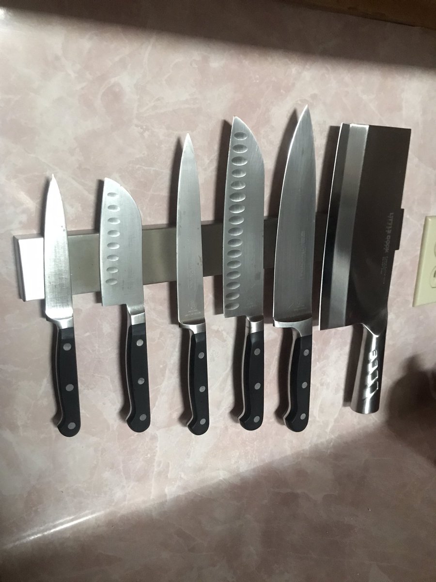 kennerloo's tweet photo. Officially middle class
☑️garage fridge
☑️second car
☑️this magnetic knife holder https://t.co/FViNeBeTvK