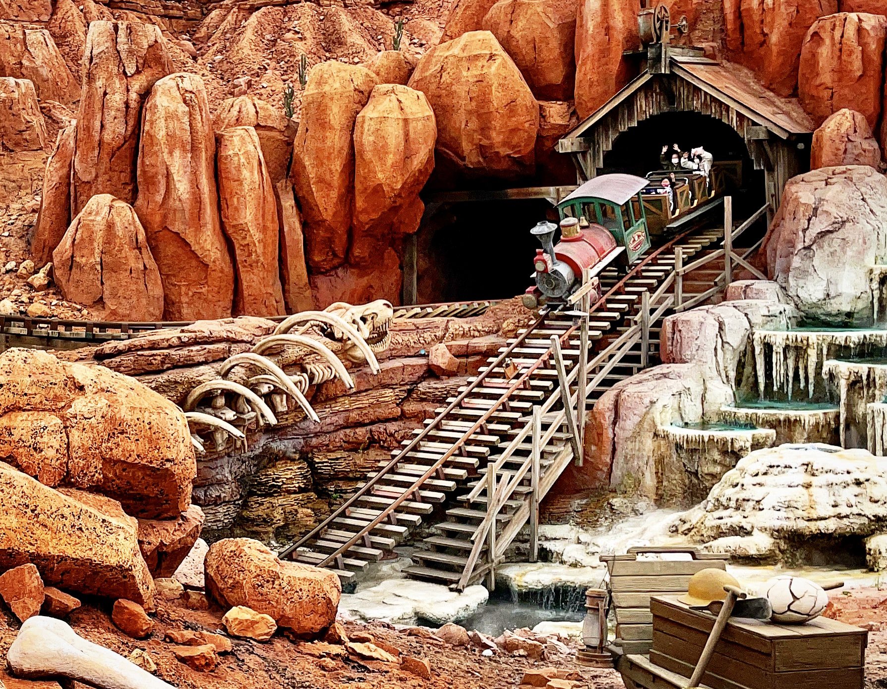 تويتر ジェットコースター男 公式 على تويتر ディズニーランドのビッグサンダー マウンテンは絶叫系が苦手な人でも頑張ったら乗れるし 3回の巻き上げで走行距離以上の満足度を得ることができるし 百戦錬磨のマニアでも長いトンネルやラストの大ドロップなど