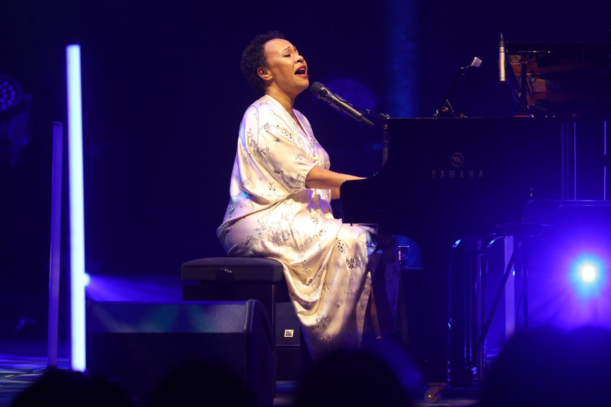 RoundhouseLDN's tweet photo. WHAT A MOMENT 😍 
THE @emelisande on our stage for In the Round Festival tonight was truly a spectacle! We thank you for a beautiful performance Emeli, this was so special ❤ #intheround2022 📸 @justjohnphoto https://t.co/dRBKgQWZCk
