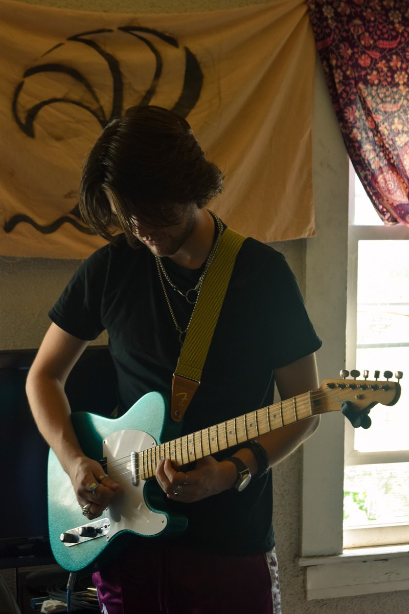 #throwback from the tracking of "Sunny Side Up" 🎸 Click the link below to pre-save the track! distrokid.com/hyperfollow/fi…