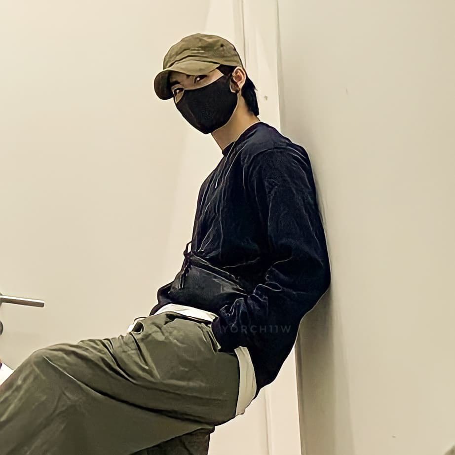 archivesyorch's tweet photo. even mask cant hide his handsomeness https://t.co/DwVd1ve1O4